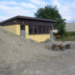 Le club house au milieu du chantier.