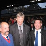 Jean-Claude Skrela avec Raymond Miesch, président du club de rugby d'Ensiheim et Didier Juilleret, secrétaire du club de Chalampé.