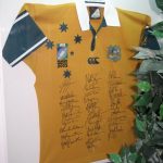 Le maillot dédicacé des Wallabies (équipe d'Australie) à la Coupe du Monde de rugby 2003.