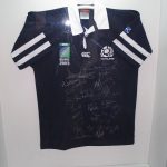 Le maillot dédicacé du Quinze du Chardon (équipe d'Ecosse) à la Coupe du Monde de rugby 2003.