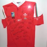 Le maillot dédicacé du Quinze de Galles (équipe du Pays de Galles) à la Coupe du Monde de rugby 2003.