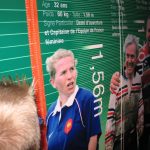 1,56 m et 60kg. Demi d'ouverture et capitaine de l'équipe de France féminine de rugby.